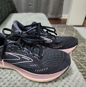Ladies Brooks Shoes Size 9